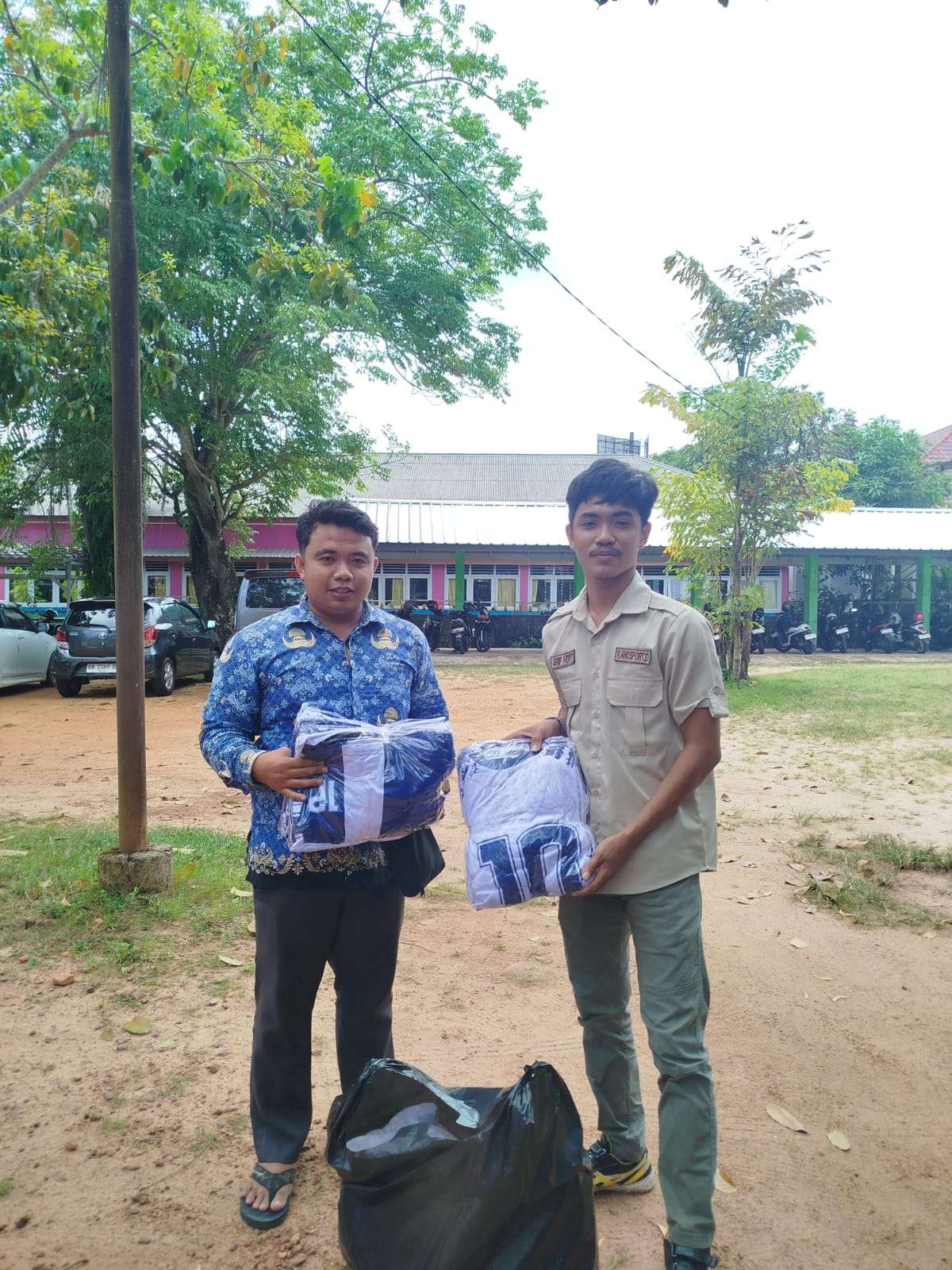 Penyerahan Baju Futsal SMA Negeri 1 Manggar
